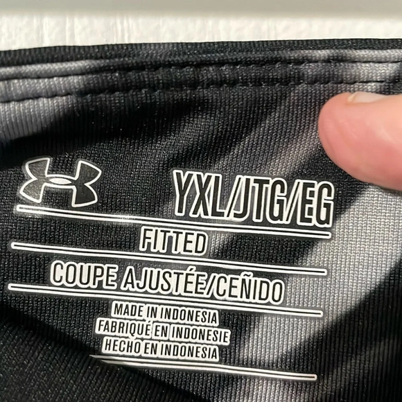 💰Under Armour Fitted Black & White Camo Print Capris Size Youth XL Women’s Med - Picture 4 of 5